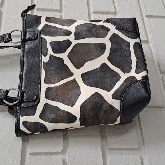 Mondo Giraffe Print Shoulder Bag. - Picture 3 of 13